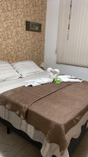 Una cama con toallas encima en un dormitorio en Apto com Wi-Fi a 200m da Praia de Copacabana/RJ - Cp4, en Río de Janeiro