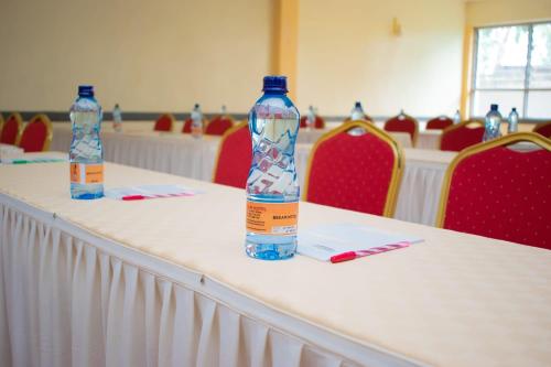due bottiglie d'acqua sedute sopra un tavolo di Bekam Hotel a Keruguya