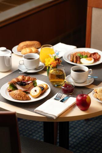 uma mesa com pratos de café da manhã sobre ela em Panorama by Verdi Hotels em Praga