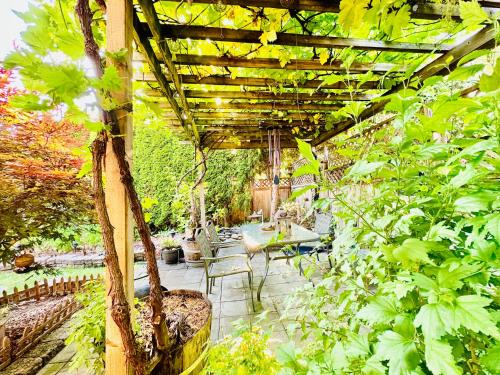 a patio with a pergola and chairs and plants at Scorpion Hiuse Langley -ROOM A in Langley