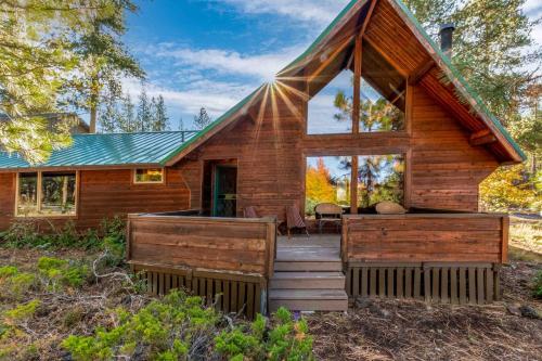 Cabaña de madera con porche y terraza en Dog Friendly, across from tubing/SHARC, Nectar bed, en Sunriver