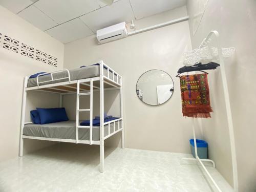 Zimmer mit einem Etagenbett und einem Spiegel in der Unterkunft SOFEA HOMESTAY in Pantai Cenang
