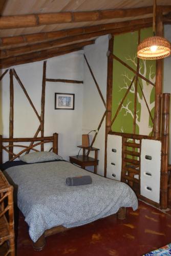 sypialnia z łóżkiem i żyrandolem w obiekcie Hotel La Casa de Francois w mieście San Agustín
