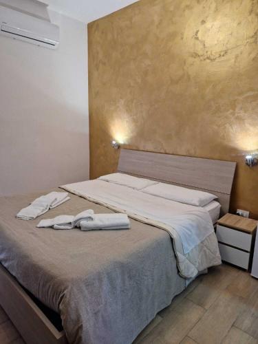 ein Schlafzimmer mit einem Bett mit zwei Handtüchern darauf in der Unterkunft B&B Pompeii Living Dream in Pompei
