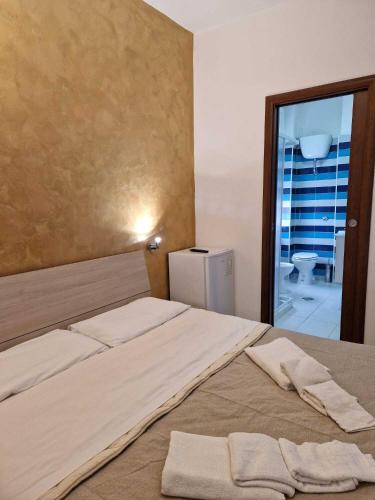 - une chambre avec un lit et 2 serviettes dans l'établissement B&B Pompeii Living Dream, à Pompéi