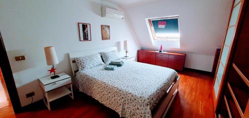 1 dormitorio con cama, mesa y ventana en A beautiful room in marvelous Rome, en Roma