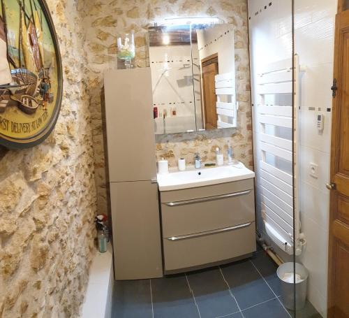 bagno con lavandino e specchio di La Chauvellière, un écrin de verdure dans un cadre historique a Beaumont-la-Ronce