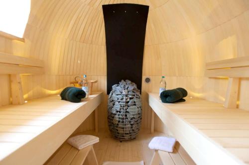 een sauna met houten planken en een vaas bij La Forestale Luxury Ecolodge - La Suite Royale in Acqualagna
