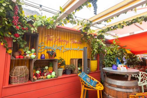 a fruit and vegetable shop with a table and chairs at Hotel The Happy Traveler in Groningen