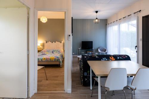 Prignac-et-MarcampsにあるGîte au milieu des vignesのベッドルーム1室(ベッド1台、テーブル、椅子付)