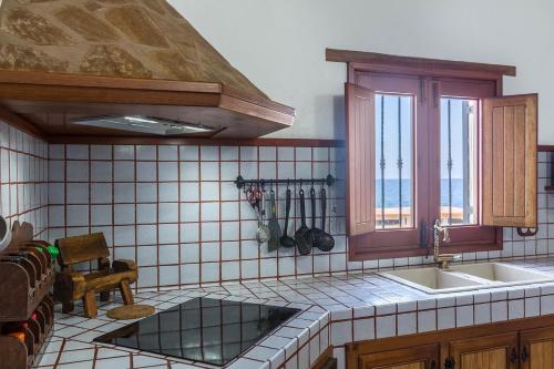 een keuken met een spoelbak en een raam bij Casa costera playa de Tasarte in San Nicolás