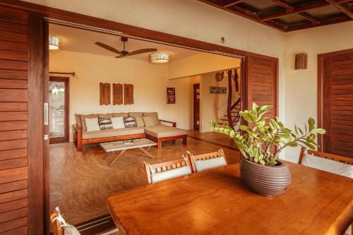 a living room with a table and a couch at Vila Harmonia sua casa na Praia do Preá in Prea