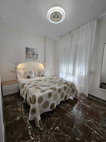 1 dormitorio con 1 cama grande en una habitación en Apartamento DREAM BAENA en Baena