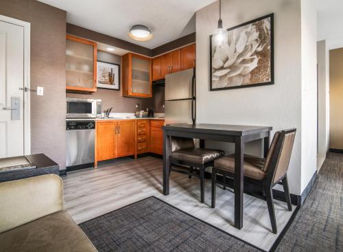 Cucina o angolo cottura di Residence Inn Phoenix Glendale Sports & Entertainment District