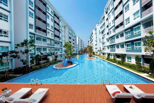 una piscina en medio de un edificio de apartamentos en Hua hin The Trust condo by Wila, en Hua Hin