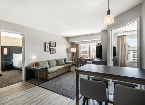 Area soggiorno di Residence Inn Phoenix Glendale Sports & Entertainment District