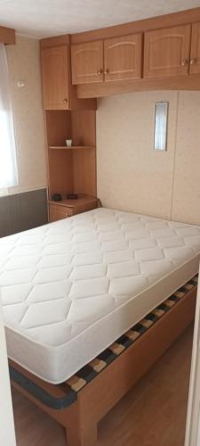 a bed in a room with a white mattress at cottage Tangro in Middelkerke