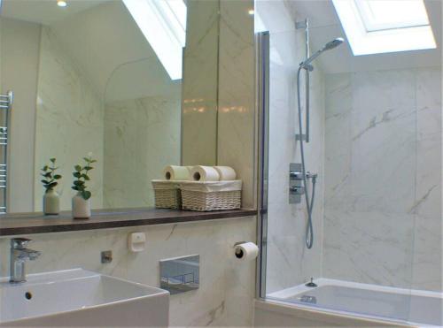 Koupelna v ubytování Stylish Seaview House with Hot Tub