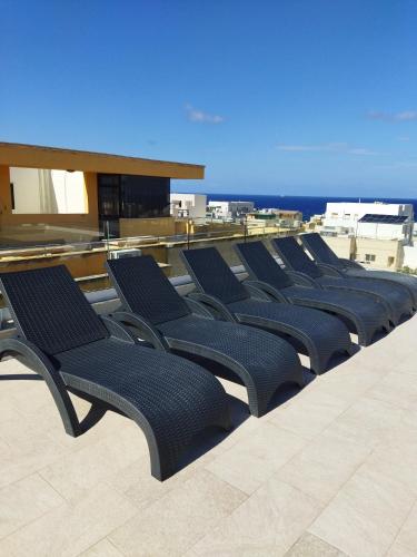 Fotografie z fotogalerie ubytování Duplex penthouse with swimming pool v destinaci Xgħajra