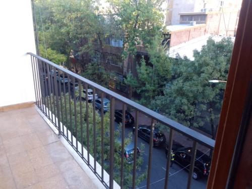 un balcón con vistas a un aparcamiento en Espejo Senior en Mendoza