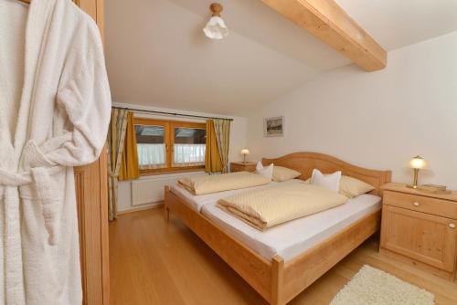 1 dormitorio con 2 camas y ventana en Residenz Sonnwinkl, en Reit im Winkl