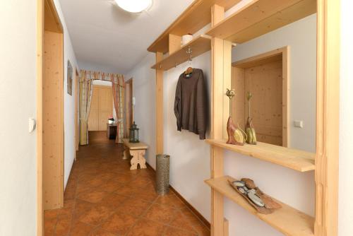un pasillo de una casa con estanterías de madera en Residenz Sonnwinkl, en Reit im Winkl