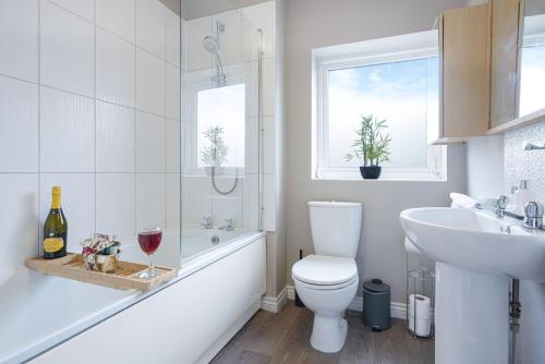 Koupelna v ubytování Broughton House with Free Parking, Garden & Smart TV with Netflix by Yoko Property