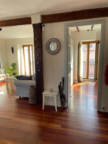 een woonkamer met een bank en een tafel bij Casuca Los Cencerros in Santander