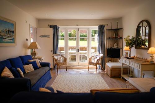 2 Elgin House في سيفيو: غرفة معيشة مع أريكة زرقاء ونافذة