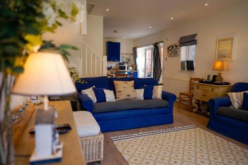 2 Elgin House في سيفيو: غرفة معيشة مع أرائك زرقاء وطاولة