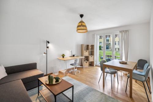 - un salon avec un canapé et une table dans l'établissement Dübendorfstrasse 171, à Zurich