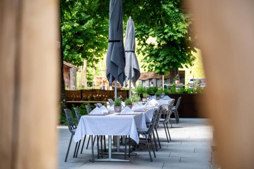 Un restaurante o sitio para comer en Hotel Kemmeriboden-Bad AG