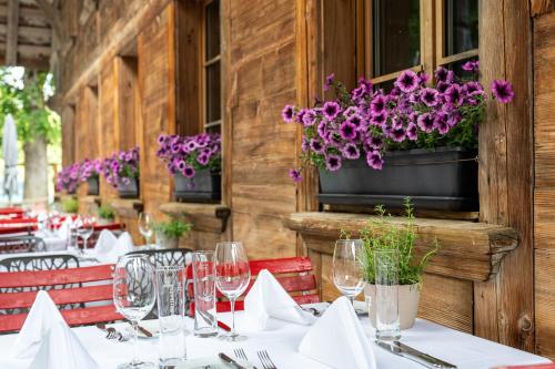 Un restaurante o sitio para comer en Hotel Kemmeriboden-Bad AG