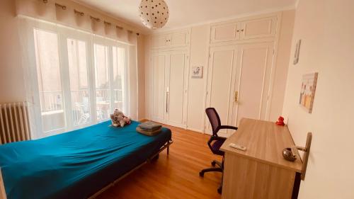 une chambre avec un lit, un bureau et une fenêtre dans l'établissement Confortable et Spacieux 3pièces, très bien situé, à Nice