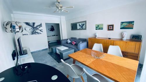 un salon avec une table et un canapé dans l'établissement Confortable et Spacieux 3pièces, très bien situé, à Nice