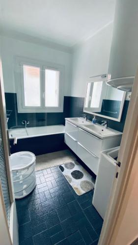 une salle de bain avec toilettes, lavabo et baignoire dans l'établissement Confortable et Spacieux 3pièces, très bien situé, à Nice