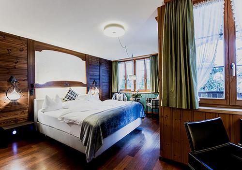 Un pat sau paturi într-o cameră la Hotel Kemmeriboden-Bad AG