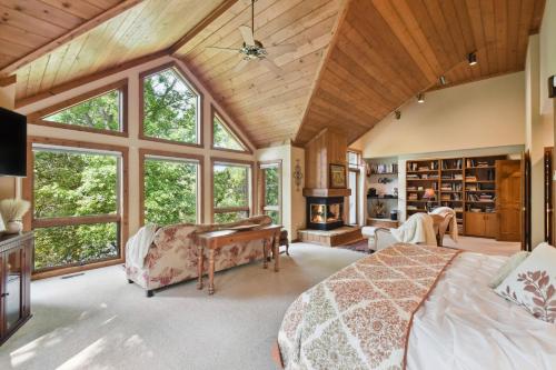 una camera con un grande letto e un camino di Galena Getaway with Hot Tub, Home Theater and More! a Galena