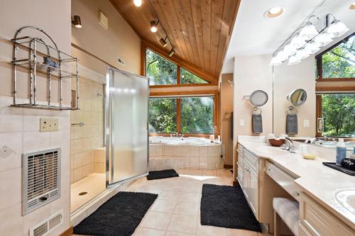 ein Bad mit einer Dusche und einem Waschbecken in der Unterkunft Galena Getaway with Hot Tub, Home Theater and More! in Galena