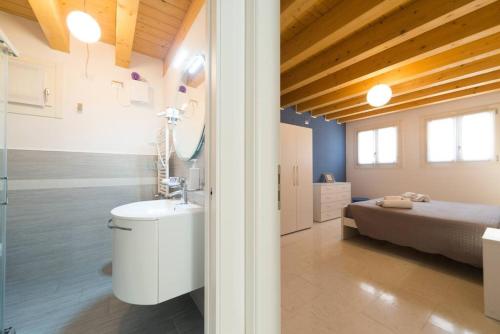 un bagno con un water e un letto in una stanza di Ca' Martina a Venezia