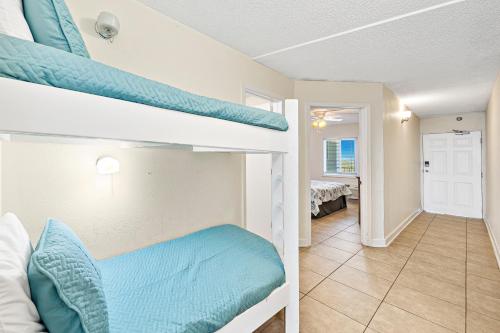 オレンジビーチにある1BR Gulf of Mexico Paradise Emerald Skye 54のベッドルーム1室(二段ベッド2組付)、廊下が備わります。