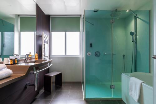 Salle de bains dans l'établissement Hôtel Oceania Brest