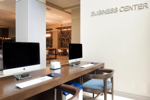 an office with a desk with a computer on it at Pittsburgh Airport Marriott in Robinson Township