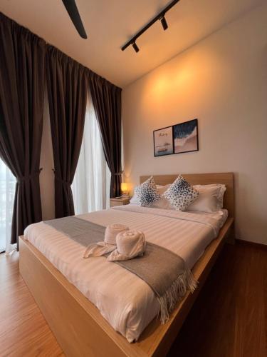 ein Schlafzimmer mit einem großen Bett mit braunen Vorhängen in der Unterkunft Luxury & Glamorous Suite#Georgetown#InfinityPool#2 BR, Living Room with Double Bed in George Town