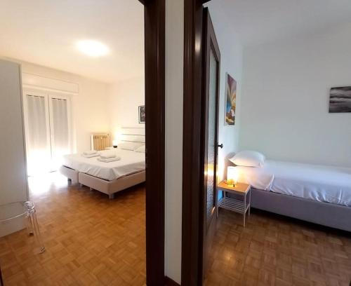 une chambre d'hôtel avec deux lits et une chambre avec dans l'établissement Casa Stadium, à Trieste