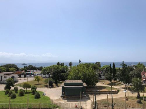 una vista de un parque con el océano en el fondo en Riviera house, en Nápoles