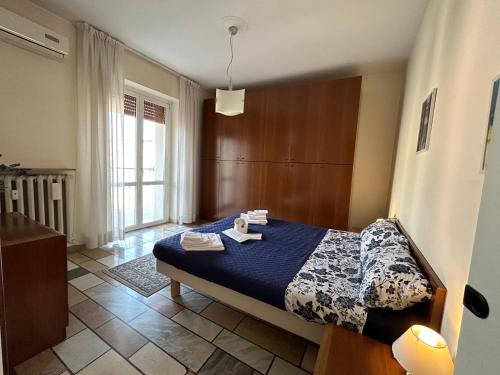 1 dormitorio con 1 cama con edredón azul en Casa Valentina en San Donato Milanese