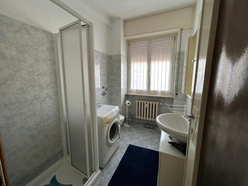 een badkamer met een wastafel, een toilet en een douche bij Casa Valentina in San Donato Milanese