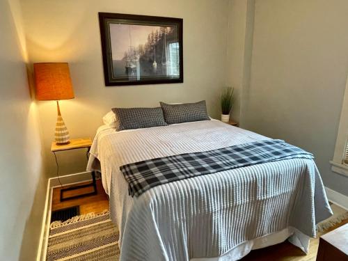 Katil atau katil-katil dalam bilik di Comfy Crib - Lovely One Bedroom Village Apartment with Free On Site Parking