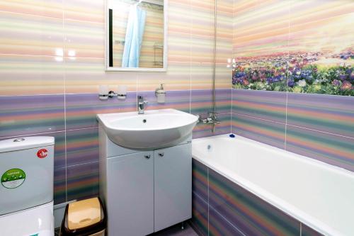 een badkamer met een wastafel en een bad bij Амстердам in Petropavlovsk